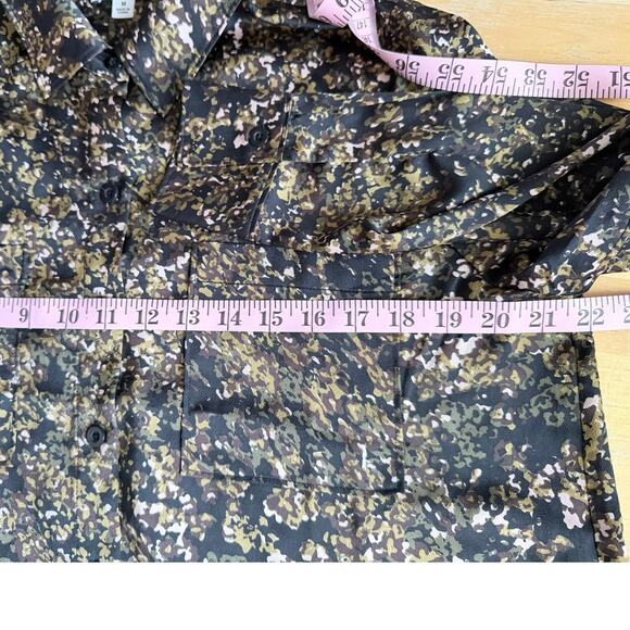 Evereve Sasha Satin Abstract Print Buttoned Blouse Shirt Top Size M Black Olive - Picture 5 of 10